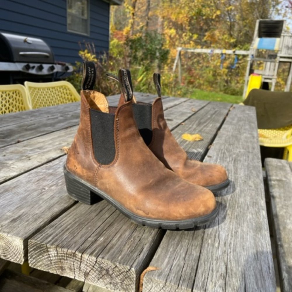 Blundstone Heel Chelsea Boot  in rustic brown 6.5
